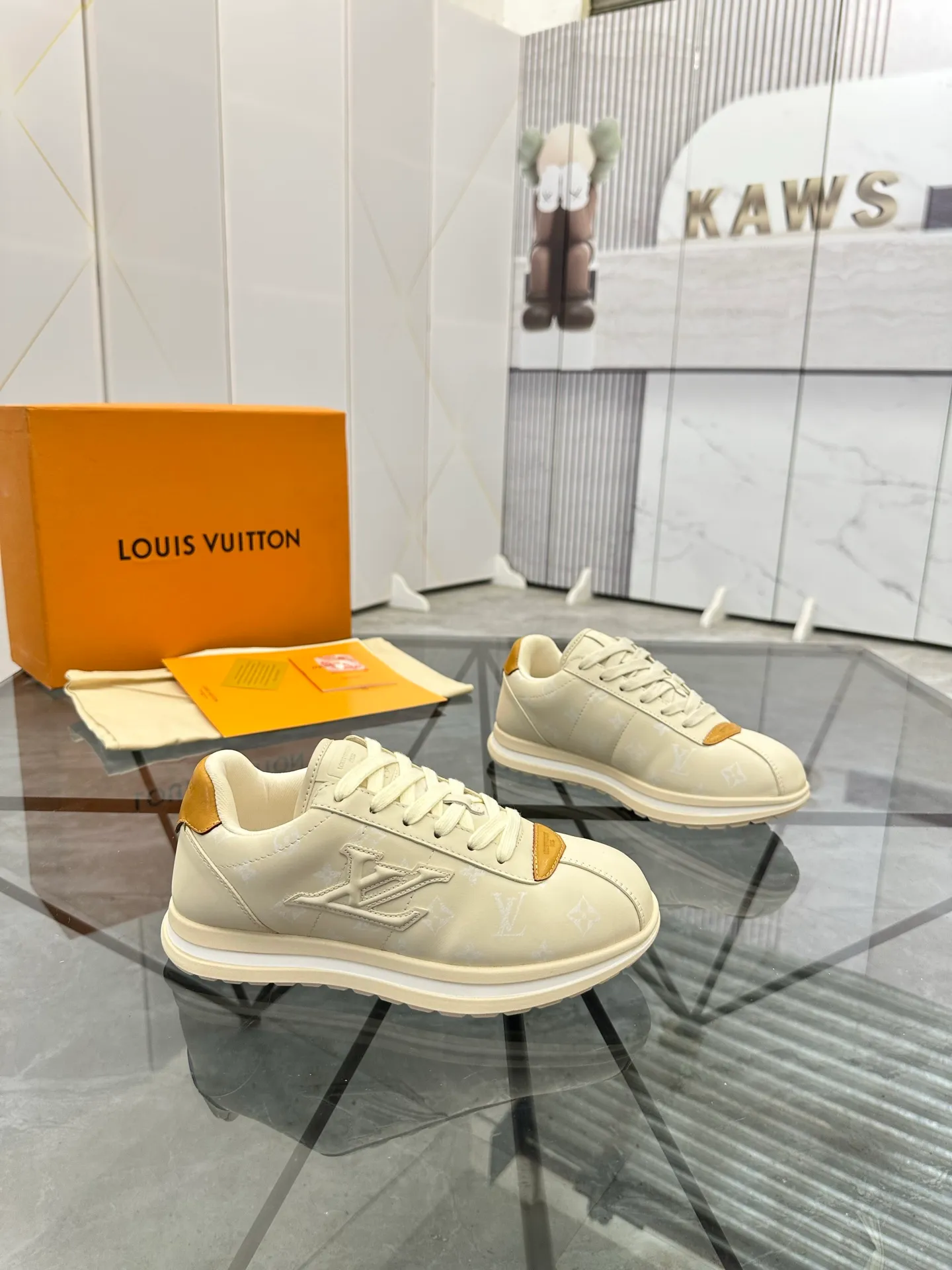 Men's shoes: 💰P700¥ Top quality Product trademark: LV* "Louis Vuitton*" low-top casual shoes Regular size: 35-45 (can be customized to 46) Couple style Product materials: Imported cowhide upper, breathable lining, original outsole. Number: two